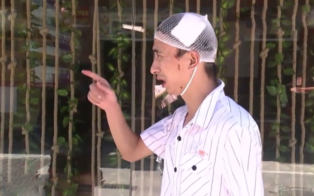 喝酒上头叫老板娘陪酒被老板娘抡起酒瓶砸头网友不值得同情