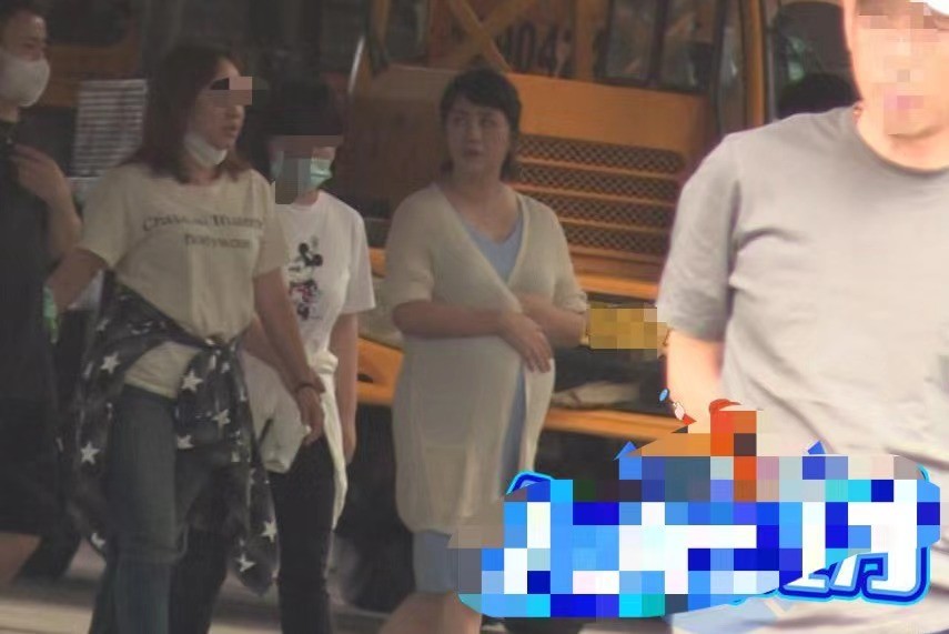 马丽|马丽产后两月首露面，脸部圆润胳膊粗一圈，为赚奶粉钱忙不停