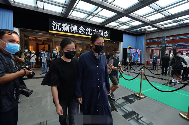 沈力|央视主持人沈力追悼会于北京举行，倪萍、朱迅等现身告别仪式