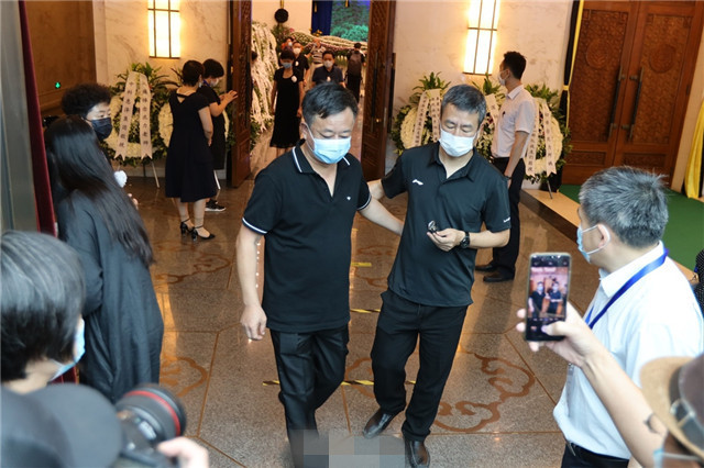 沈力|央视主持人沈力追悼会于北京举行，倪萍、朱迅等现身告别仪式