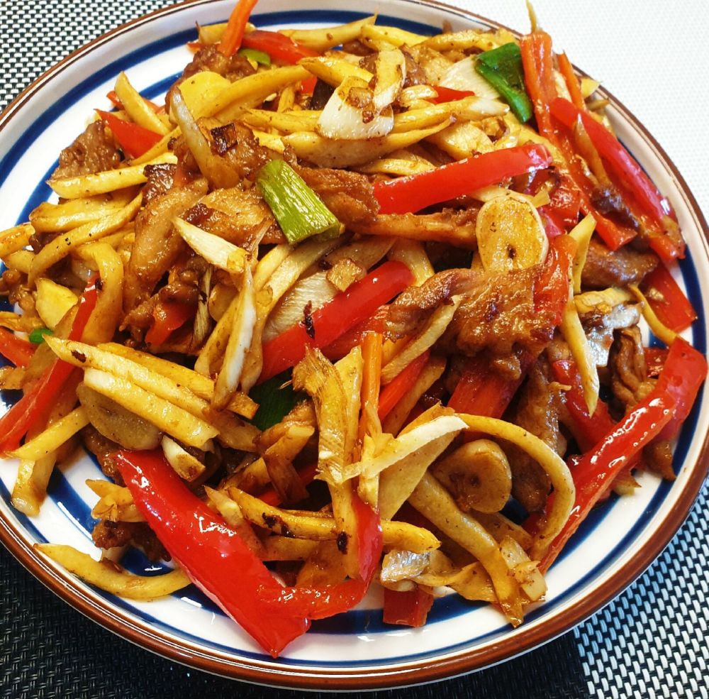 家常小炒茭白炒肉,茭白营养价值丰富口感鲜嫩肉丝入味超级下饭