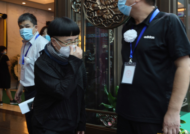沈力追悼会:儿子抱遗像泣不成声倪萍哭红眼
