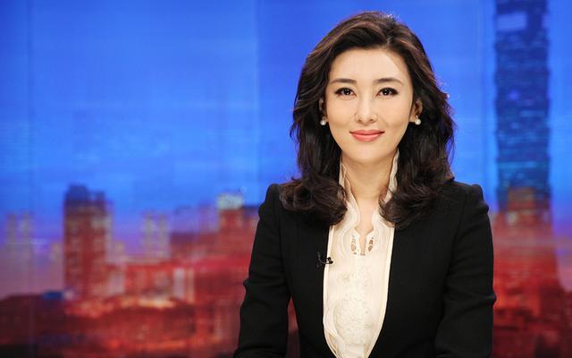 央视|央视主持李红罕晒花絮，大夏天穿雪地靴披毛毯？与台前模样大不同