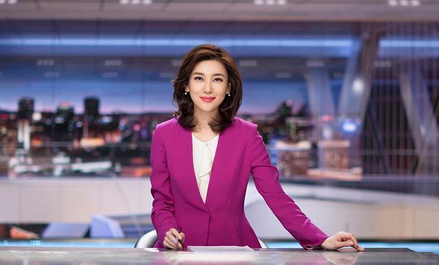 央视|央视主持李红罕晒花絮，大夏天穿雪地靴披毛毯？与台前模样大不同