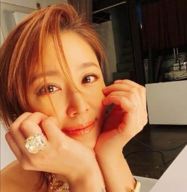 林心如|44岁林心如近照曝光，女性美的畸形定义，是对女人最大的PUA