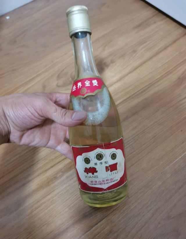 老酒老酒具有一定的收藏意义,其中也少不了造假者,瓶身,瓶盖进行做旧