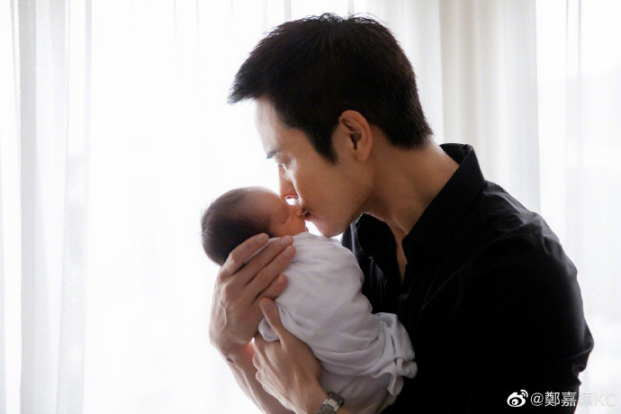 陈凯琳|陈凯琳生下二胎儿子，郑嘉颖“两年抱俩”，晒一家四口全家福