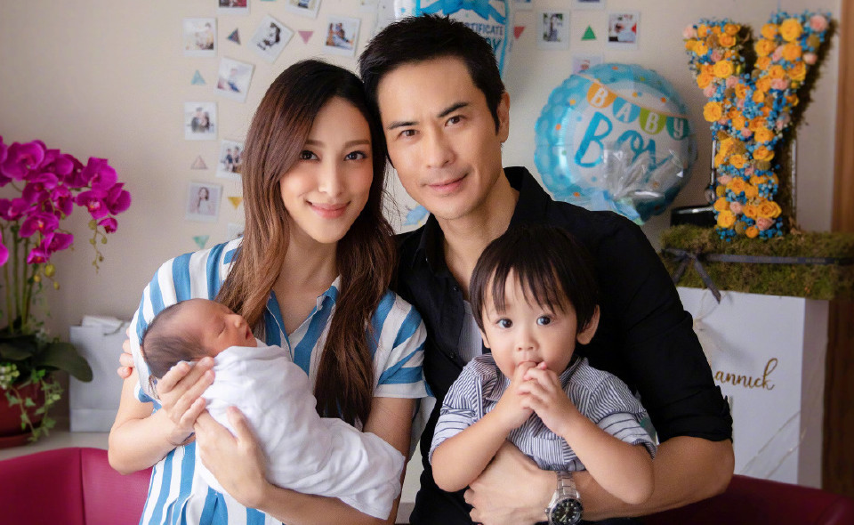 陈凯琳|陈凯琳生下二胎儿子，郑嘉颖“两年抱俩”，晒一家四口全家福