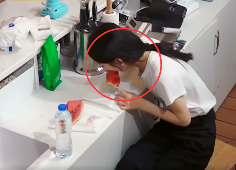 赵丽颖|赵丽颖吃完西瓜后，看看她把西瓜皮扔哪，太暴露素质