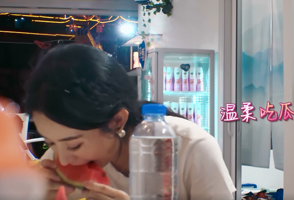 赵丽颖|赵丽颖吃完西瓜后，看看她把西瓜皮扔哪，太暴露素质