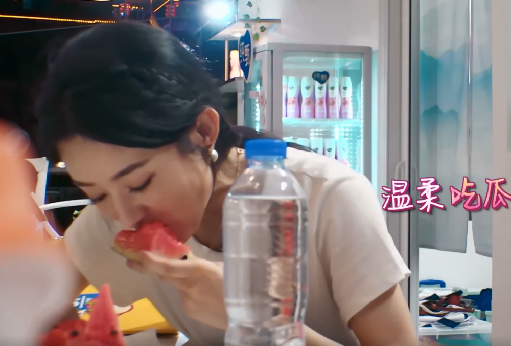 赵丽颖|赵丽颖吃完西瓜后，看看她把西瓜皮扔哪，太暴露素质