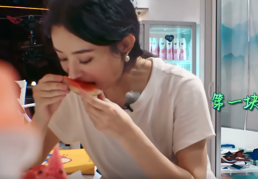 赵丽颖|赵丽颖吃完西瓜后，看看她把西瓜皮扔哪，太暴露素质