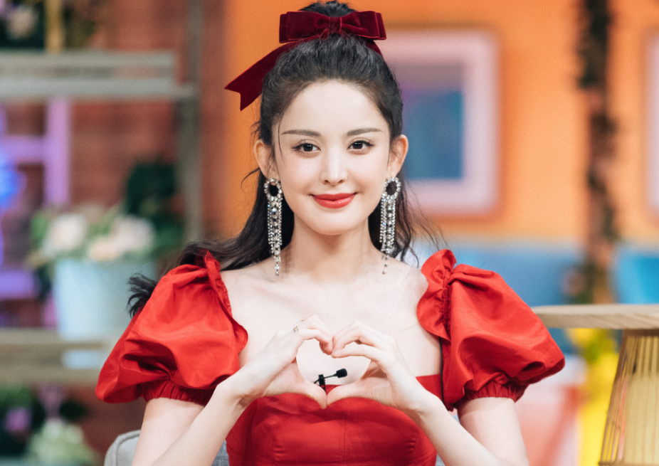 赵丽颖|赵丽颖撞衫古力娜扎，两人气质不同，一个成熟知性，一个甜美可爱