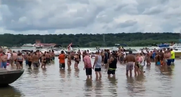 美国_社会|美国这一幕吓坏美媒：500人参加狂欢，没人戴口罩