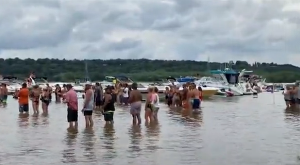 美国_社会|美国这一幕吓坏美媒：500人参加狂欢，没人戴口罩