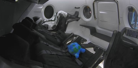 美国龙飞船|美国龙飞船返回地球，俄罗斯制造成过去，商业载人航天时代开始？