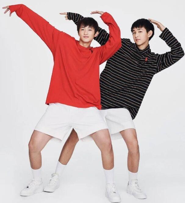 但是到了戏外却是分分钟就能跳起"新宝岛"的宝藏男孩,超强的反差萌