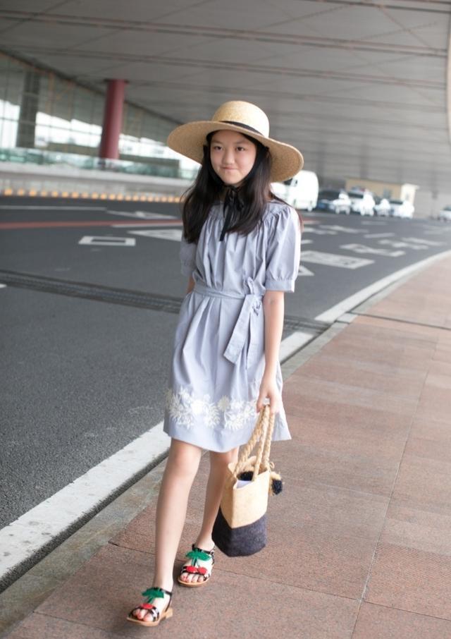 王菲女儿李嫣为义卖露面,发色夸张穿着暴露,兔唇修复成功无伤疤