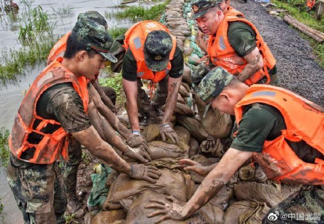 抗洪救灾战士的手图片