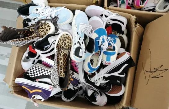 vans闷包哪里买是真的吗vans员工闷包原价多少