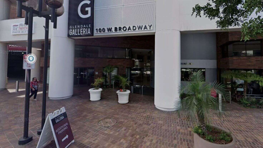 加利福尼亚州|美国加州餐厅不允许堂食 商家把桌椅搬到了停车场