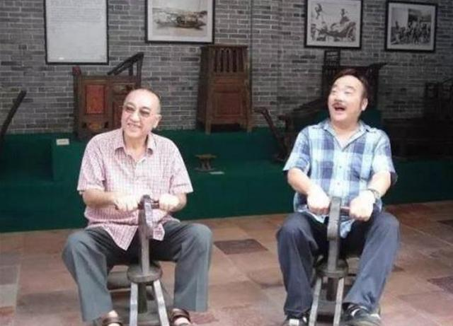 卢海潮和卢海鹏一对分别成为粤港两地欢乐笑星的亲生兄弟