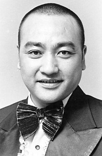 卢海潮和卢海鹏一对分别成为粤港两地欢乐笑星的亲生兄弟