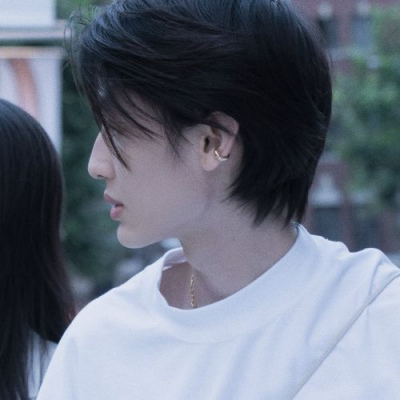 情侣头像:我不看月亮,也不说想你,这样月亮和你都蒙在鼓里!