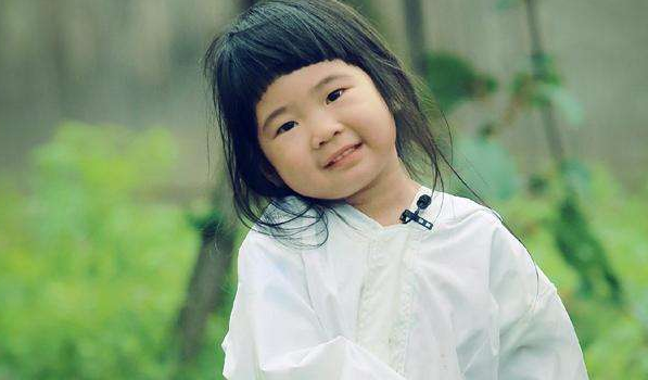 曾说曹格女儿是丑星二代如今女大十八变越来越美十分可爱