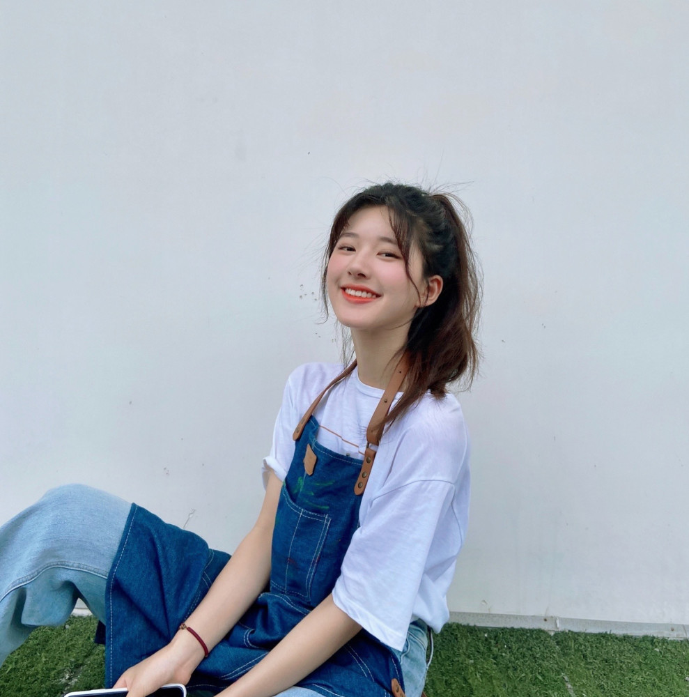 赵露思的小圆脸太吃香了,穿白色t恤配高马尾,甜到让人心醉