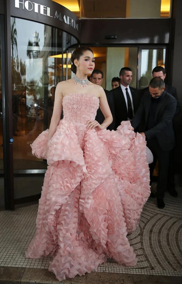 亚洲最美豪门媳妇被誉为泰国的时尚教母红毯造型比范冰冰精彩