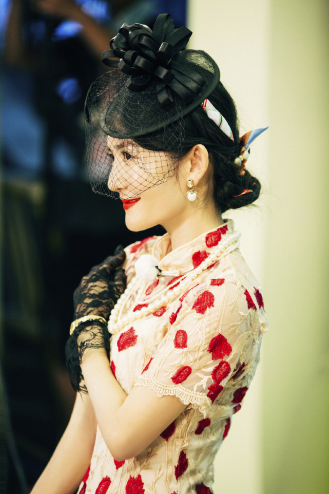 穿旗袍的女人果然很美,谢娜换上后立马变优雅,配网纱帽太迷人了