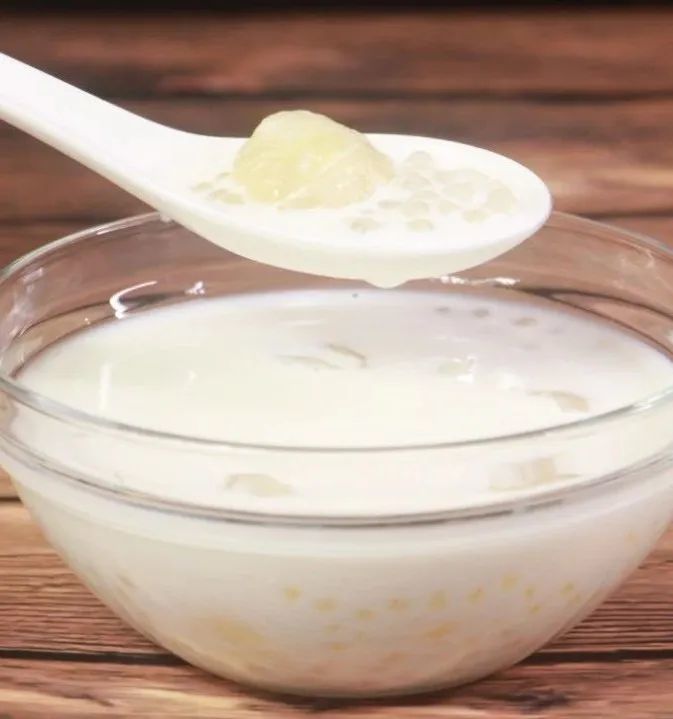 小朋友吃也没问题 准备鲜荔枝适量,冰牛奶(可用椰汁代替),西米适量