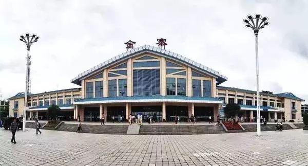 开通的合武铁路,东起安徽合肥,西至湖北武汉,经过湖北麻城市和红安县