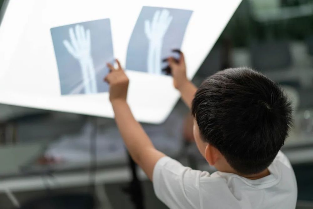 孩子|拍X光片、手术缝合、自制血液循环……娃竟然玩了俩小时没理我！