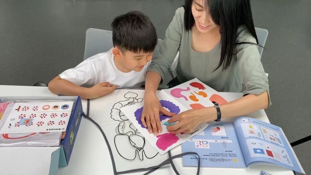 孩子|拍X光片、手术缝合、自制血液循环……娃竟然玩了俩小时没理我！