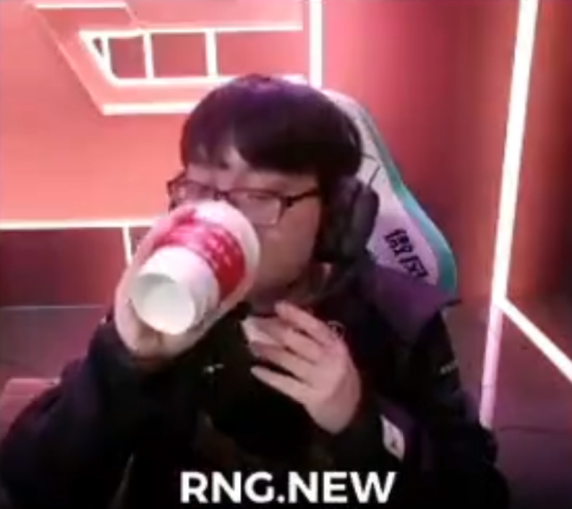 谁是LPL最淡定的选手？NEW的进步明显，被抓还在淡定喝水