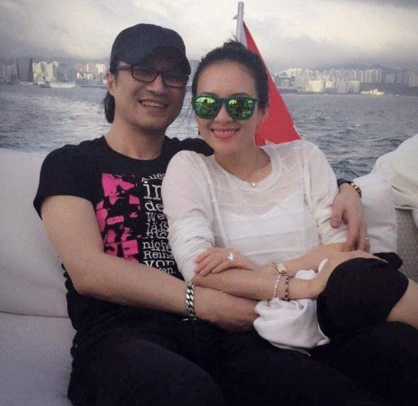 章子怡|汪峰章子怡带孩子出游，饭前开心陪孩子做游戏，席间却一口都不吃