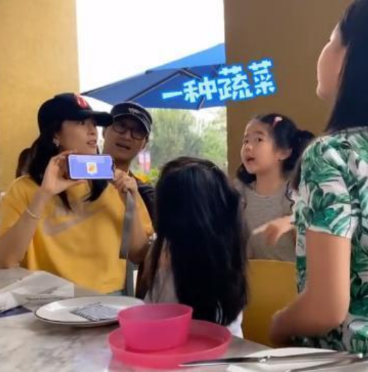 章子怡|汪峰章子怡带孩子出游，饭前开心陪孩子做游戏，席间却一口都不吃