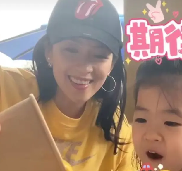 章子怡|汪峰章子怡带孩子出游，饭前开心陪孩子做游戏，席间却一口都不吃