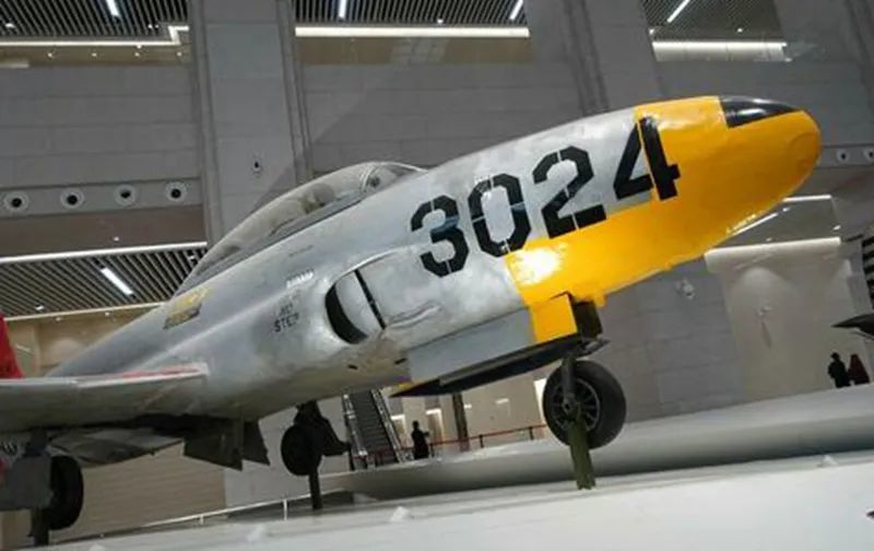 台湾飞行教官黄天明,主动驾驶飞机回归