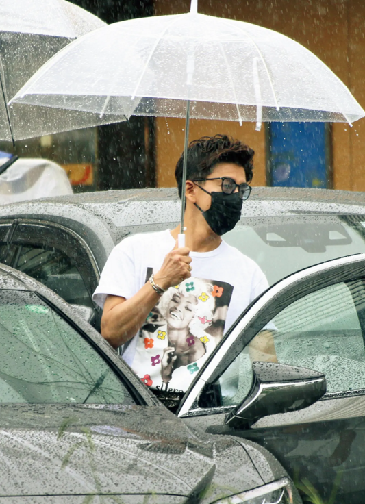 47岁木村拓哉上班被拍 白t恤穿出巨星味 与工藤静香罕见同框皮衣夜行 腾讯新闻