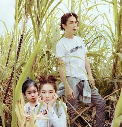 李承铉|李承铉带女儿吃海鲜大餐，lucky长大许多，更像妈妈戚薇了