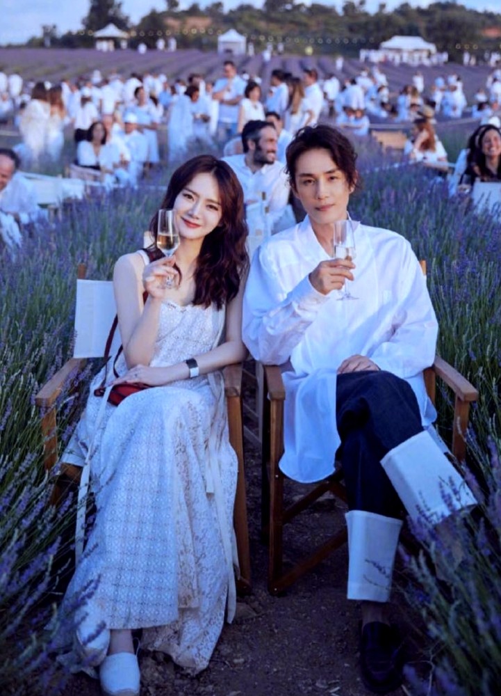 李承铉|李承铉带女儿吃海鲜大餐，lucky长大许多，更像妈妈戚薇了