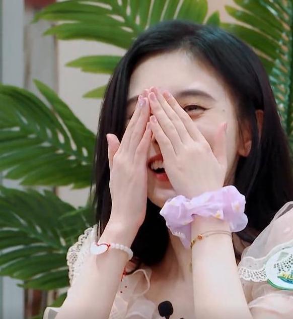 鞠婧祎带火一款粉蝶美甲当她抬手那一刻真怕蝴蝶飞走了