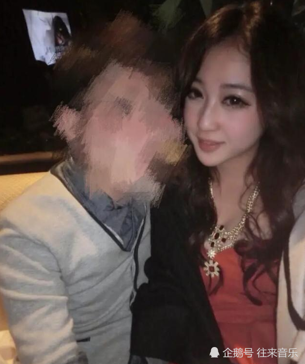 潘玮柏|潘玮柏老婆再曝猛料！和神秘男亲密合影流出？对方还直接靠在肩上！