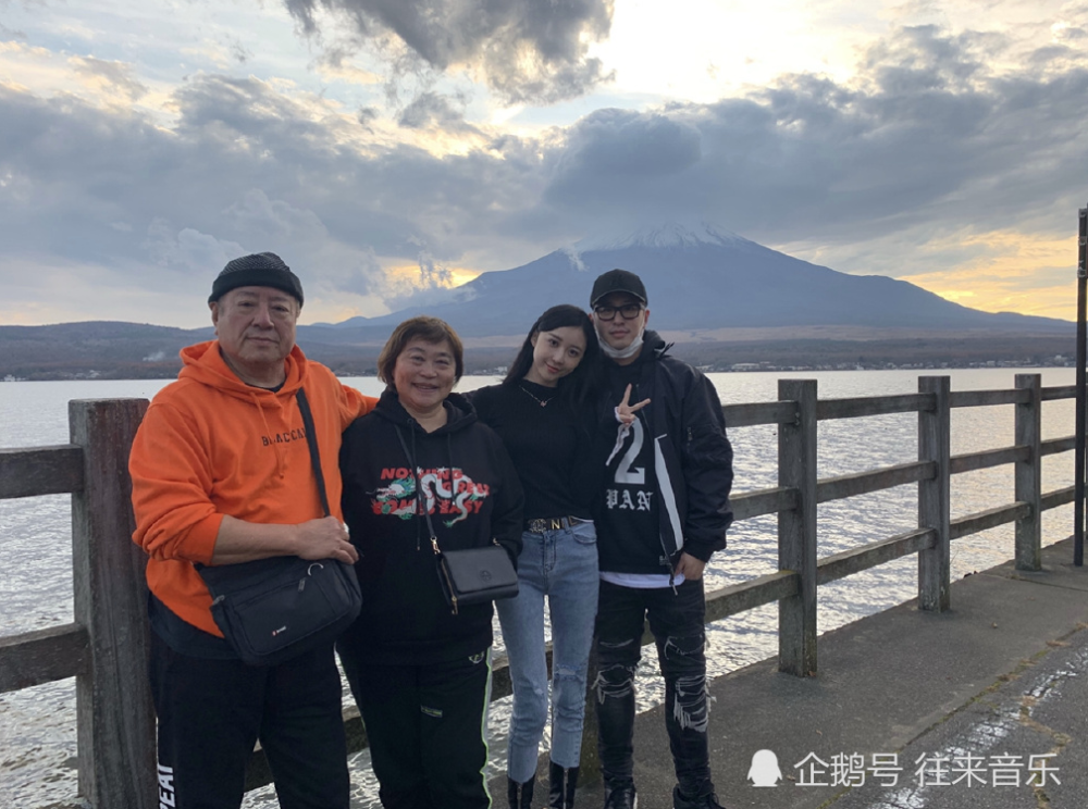 潘玮柏|潘玮柏老婆再曝猛料！和神秘男亲密合影流出？对方还直接靠在肩上！