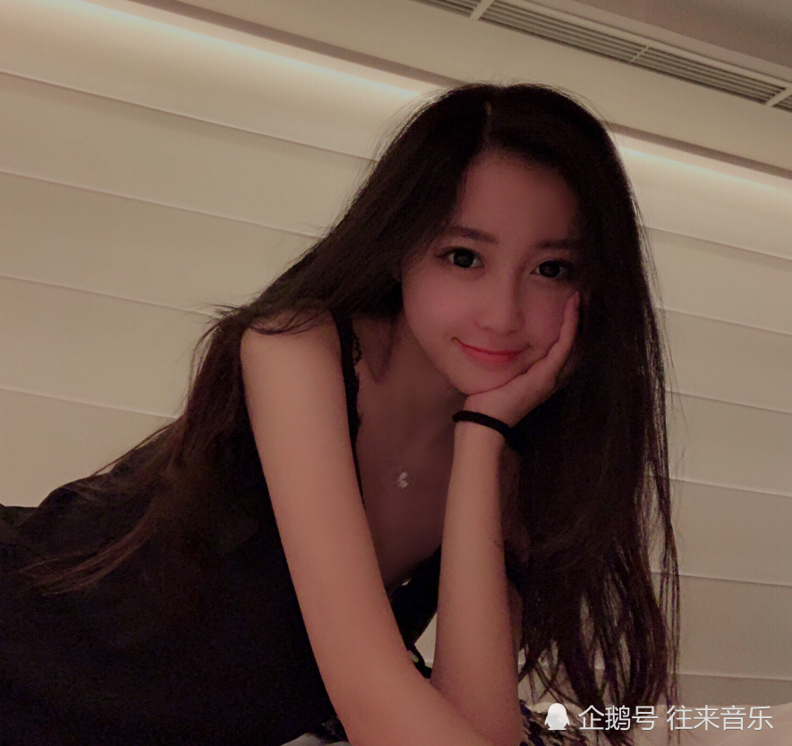 潘玮柏|潘玮柏老婆再曝猛料！和神秘男亲密合影流出？对方还直接靠在肩上！