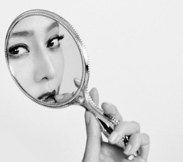 范冰冰|范冰冰再登时尚杂志，只在镜中露脸太别致，路人口碑仍难逆转？