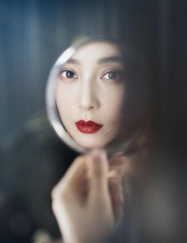 范冰冰|范冰冰再登时尚杂志，只在镜中露脸太别致，路人口碑仍难逆转？